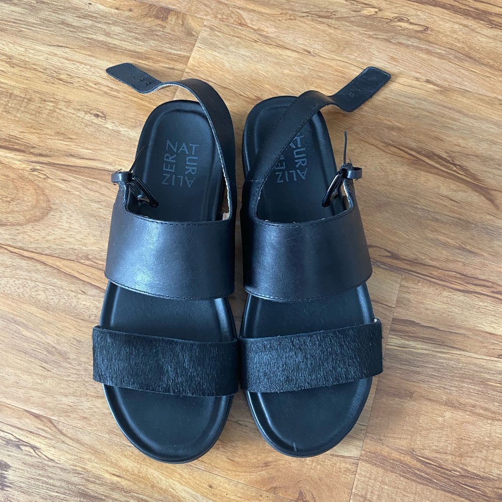 Naturaliser black flat sandals
